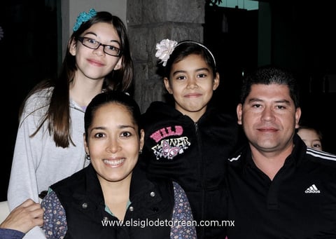 04012013 ADRIANA  Esparza y LucÃ­a Almaras.