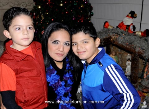03012013 CELEBRACIÃ³N.  Lidia Becerra y sus hijos CÃ©sar y Luis.
