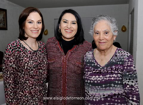 05012013 CUMPLEAÃ±ERA.  Mayra MurguÃ­a celebrÃ³ su cumple junto a su hermana Mary MurguÃ­a y su mamÃ¡ Marianela de MurguÃ­a.