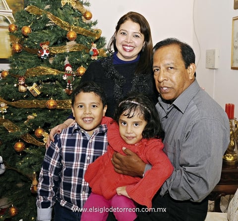 06012013 ÃLVARO  Aguilera y Maricarmen de Aguilera acompaÃ±ados de sus hijos: Israel, Abraham y Mireya.