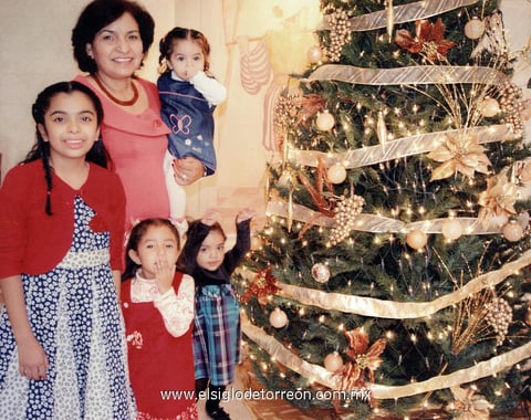 06012013 EN FAMILIA.  Hilda Santacruz de Parrilla junto a sus nietas Amelia, Camila, Romina y Marcela.