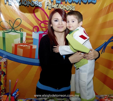 06012013 CUMPLEAÃ±ERO.  Mario Esteban acompaÃ±ado de su madrina Gabriela.
