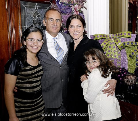 06012013 EN FAMILIA.  Damia, Carlos, Liliana y Laila.