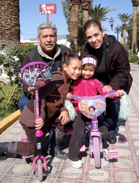 07012013 GERARDO , Ceci, Camila y SofÃ­a MÃ¡rquez.