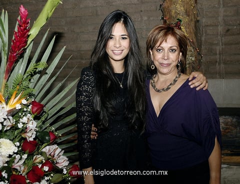 06012013 CUMPLEAÃ±OS.  Alicia Belausteguigoitia acompaÃ±ada de Edna Lorena Valadez BassÃ³.