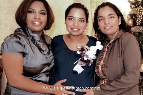 06012013 CANASTILLA.  Elvita Parrilla durante su 'baby shower' junto a sus hermanas RocÃ­o y Gina.