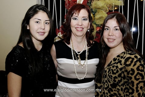 06012013 CUMPLEAÃ±ERA.  MÃ³nica SantillÃ¡n junto a sus hijas Alicia y Marina.
