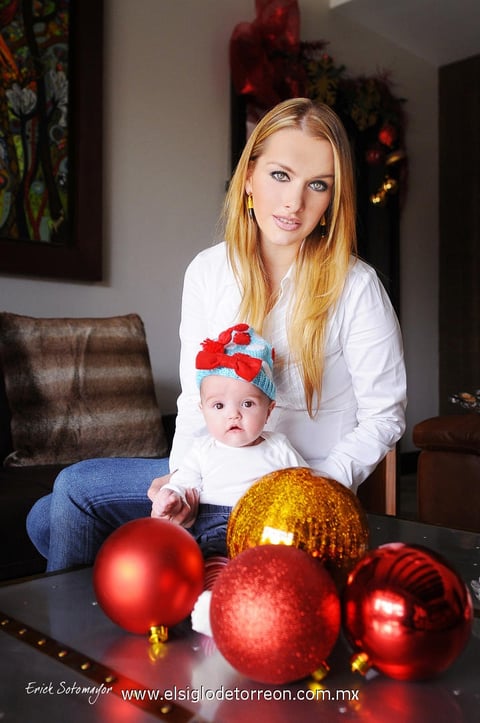 06012013 Karla Villarreal de Salazar con su pequeña hija Matilde.- Érick Sotomayor Fotografía