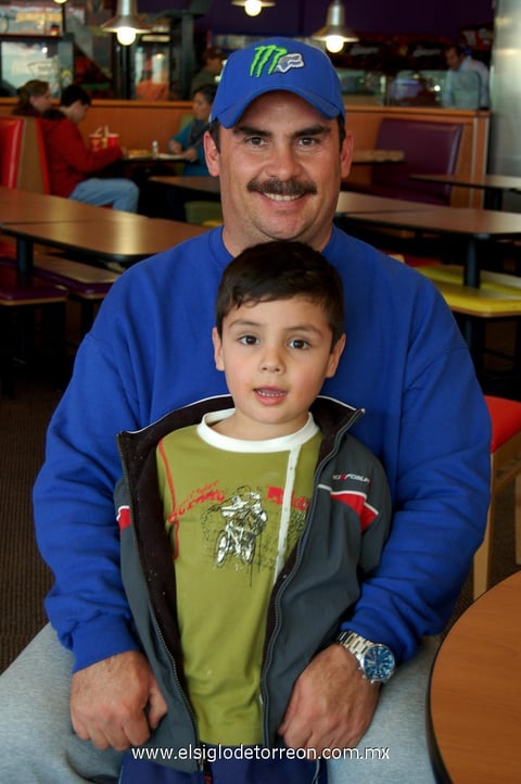 09012013 EN CONVIVENCIA.  Javier y Juan Pablo.