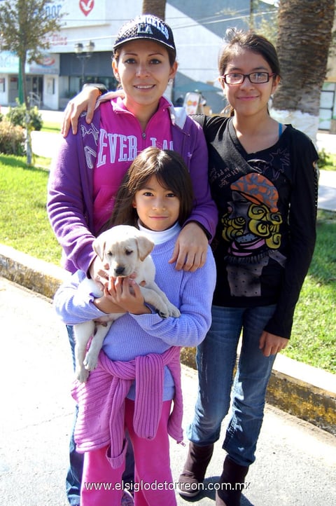 09012013 DE PASEO.  Rosalinda, Hannia y SofÃ­a con su mascota.