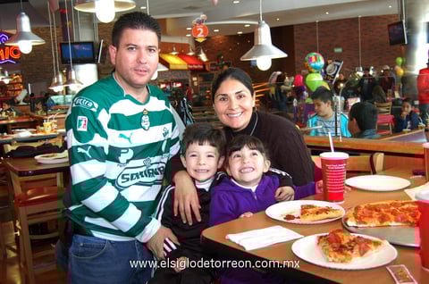 09012013 EN FAMILIA.  Eduardo, Eduardo Jr., Cristina y Luciana.