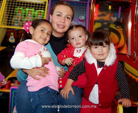 08012013 ISABELLA , Nina, Roberta y Magda.