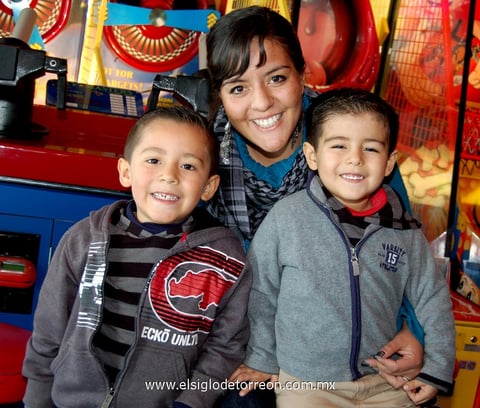 08012013 KARLA MARÃ­A  con los pequeÃ±os Alejandro y SebastiÃ¡n.