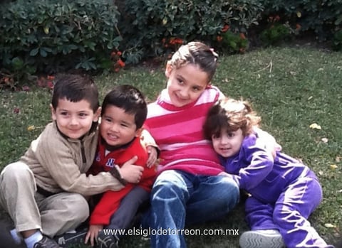 08012013 PEQUES.  Andrea y Nesim con sus primos Ricki y MarijÃ³.
