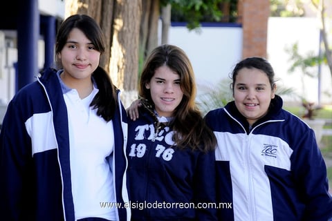 09012013 EN EL COLE.  Karis, Doris y Alessia.