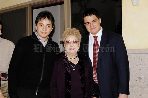 Onomástico de doña Ninfa Samper La festejada en su cumpleaños junto a José Alberto y Miguel Ángel.