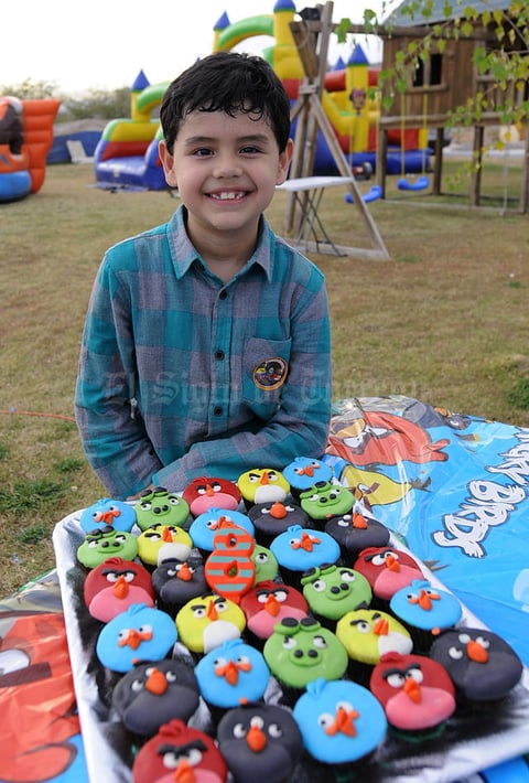 Emiliano apagó ocho velitas en su pastel de cumpleaños.