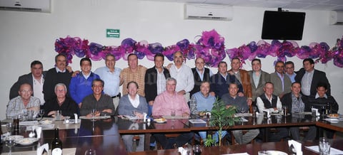Grata reunión decembrina realizaron los excompañeros de preparatoria de la Pereyra, generación 70-73, donde tuvieron oportunidad de convivir por varias horas en un agradable ambiente.