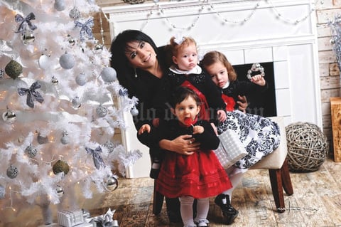 Brenda Monárrez Galicia junto a sus nietas Rebeca, Brenda y Victoria, en un estudio fotográfico con motivo de Navidad.