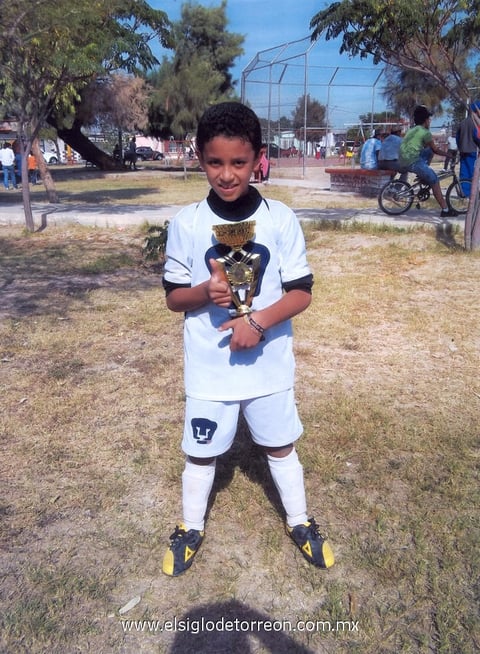 10012013 Kevin Leonardo Bernal Ãvila, del equipo Felinos, categorÃ­a asquel, el que resultÃ³ campeÃ³n del Torneo Cuadrangular NavideÃ±o 2012 celebrado en la Unidad Deportiva de TorreÃ³n.