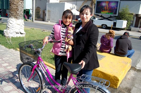 10012013 DE PASEO.  Frida SofÃ­a y Waleska RodrÃ­guez con su mascota.