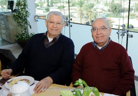 10012013 EN DESAYUNO.  Marco Antonio MorÃ¡n y Enrique MacÃ­as disfrutaron de gratos momentos.
