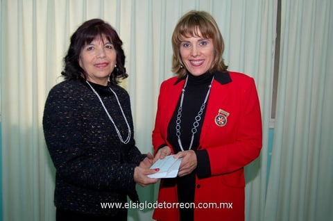 10012013 CHEPIS  de PÃ©rez, presidenta de AcciÃ³n Social, al momento de recibir el apoyo otorgado por el Club Rotario de TorreÃ³n, presidido por Paty GutiÃ©rrez.