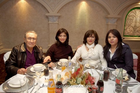 11012013 SANTIAGO  Ãvalos, SofÃ­a Ãvalos, SofÃ­a MÃ©ndez y VerÃ³nica VÃ¡zquez.