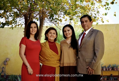 12012013 EN FAMILIA.  Norma Vanegas CÃ¡rdenas y MartÃ­n HernÃ¡ndez Velez junto a sus hijas Norma  y Laura Elena HernÃ¡ndez Vanegas.