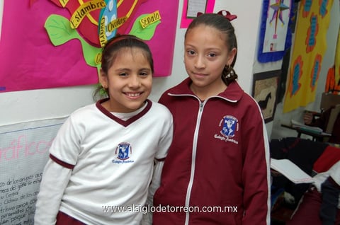 13012013 EN EL COLE . Hannia y Ximena.