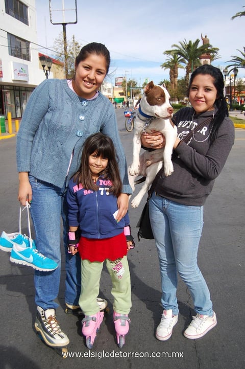 14012013 LAURA , Laura y Diana con su mascota.