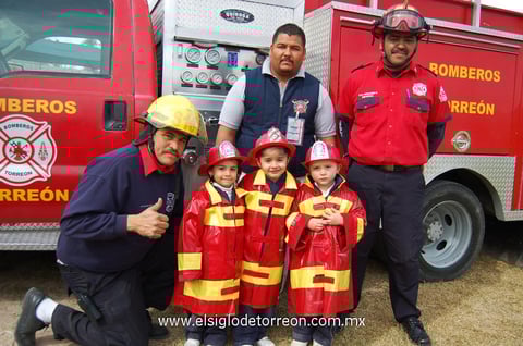 14012013 GRUPO  de segundo de kÃ­nder junto a los Bomberos.