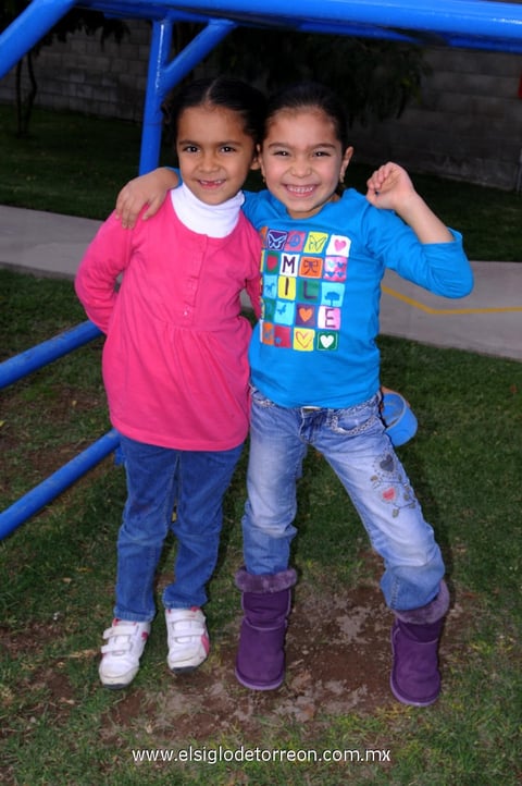 13012013 EN EL COLE.  Mariana y Pily.