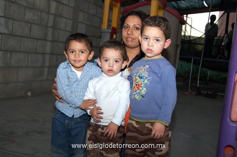 14012013 MARICARMEN  con los pequeÃ±os David, Alejandro y Luis Ãngel.