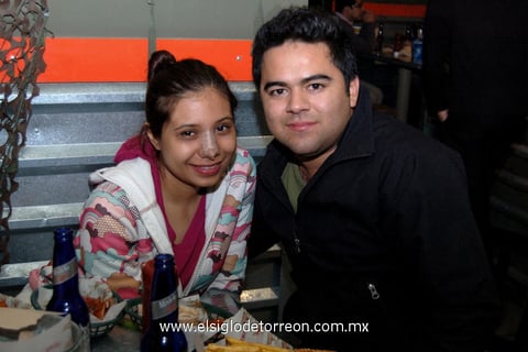 EN RESTAURANTE.  Mariana y Alonso.
