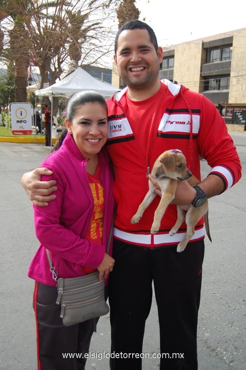 ÃNGELA  y Luis con su pequeña mascota.