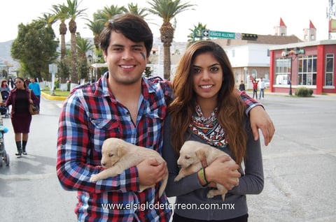 FELIPE  y Diana con dos lindos cachorritos.