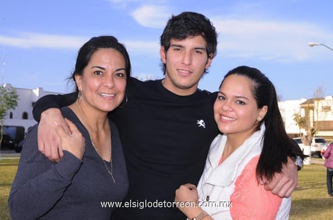 13012013 LO DESPIDEN.  JesÃºs DurÃ¡n Ruelas en su despedida con motivo de su viaje de estudios a EspaÃ±a, junto a Maribel Ruelas y Ana Isabel DurÃ¡n.