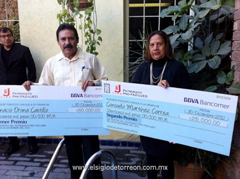 13012013 DR. IGNACIO  Orona Castillo, ganador del primer premio; y Consuelo MartÃ­nez Correa, ganadora del segundo premio.