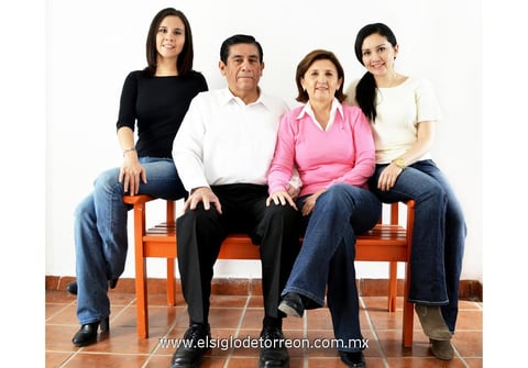 13012013 EN FAMILIA.  Martín Hernández Velez y Norma Vanegas Cárdenas junto a sus hijas Norma  y Laura Elena Hernández Vanegas.