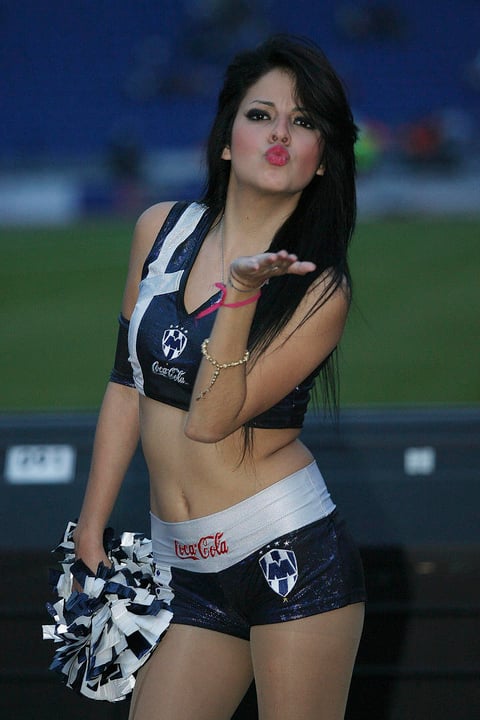 Otro beso, ahora de la porrista de Rayados.