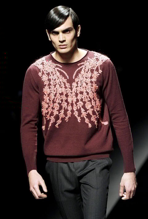Modelo desfila con una creación del diseñador británico John Richmond en Milán.