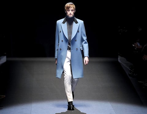 Modelo desfila con una creación de la colección otoño-invierno 2013/14 de la firma Gucci.