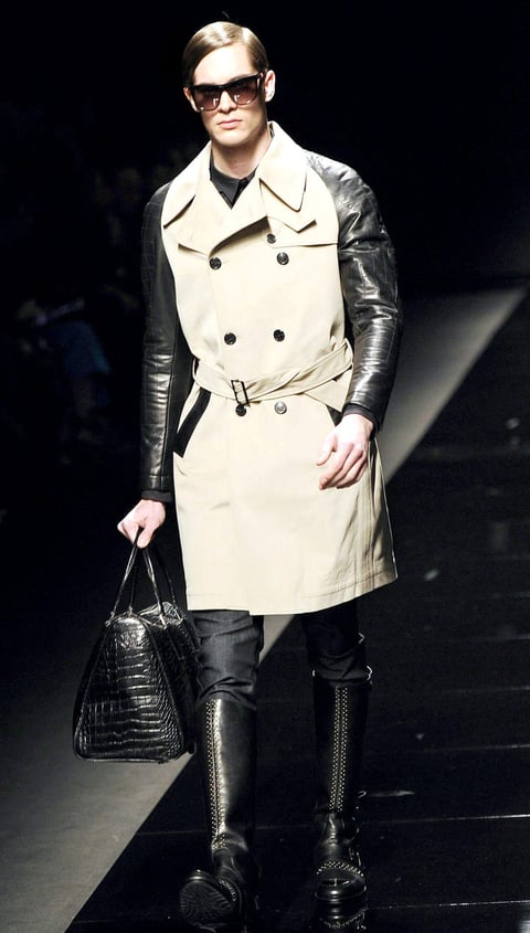 Modelo luce una creación de la colección otoño-invierno 2013/14 del diseñador británico John Richmond.
