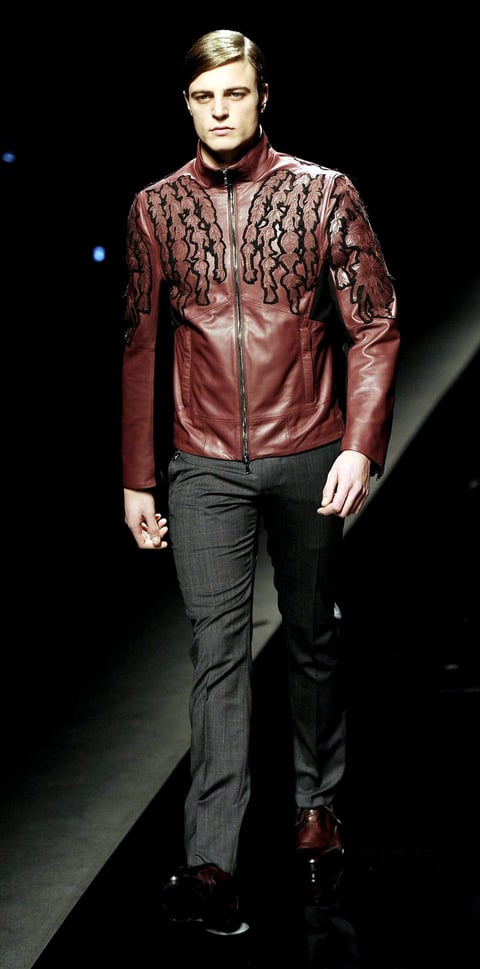 El diseñador británico John Richmond, presentó sus últimas creaciones durante un desfile en Milán.