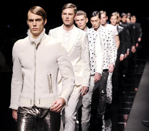 Diseñadores presentaron sus últimas creaciones para hombre en la Semana de la Moda en Milán.