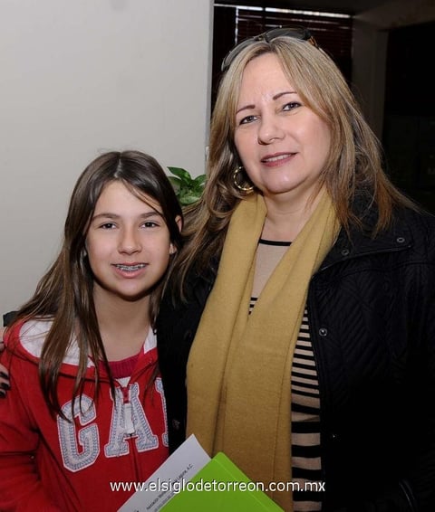 15012013 EN UN DESAYUNO.  Lorena y Lourdes.