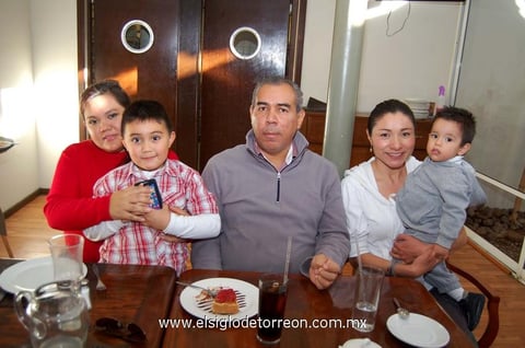 15012013 EN RESTAURANTE.  Selene, Fernando, Rodolfo, Lorena y Emiliano.