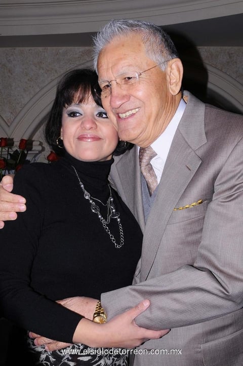 Don Valente Enríquez Mestas acompañado por su sobrina Susy Armas de Ramríez.