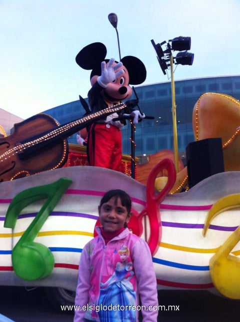 17012013 Edith Vianney disfrutando de un desfile de Navidad.